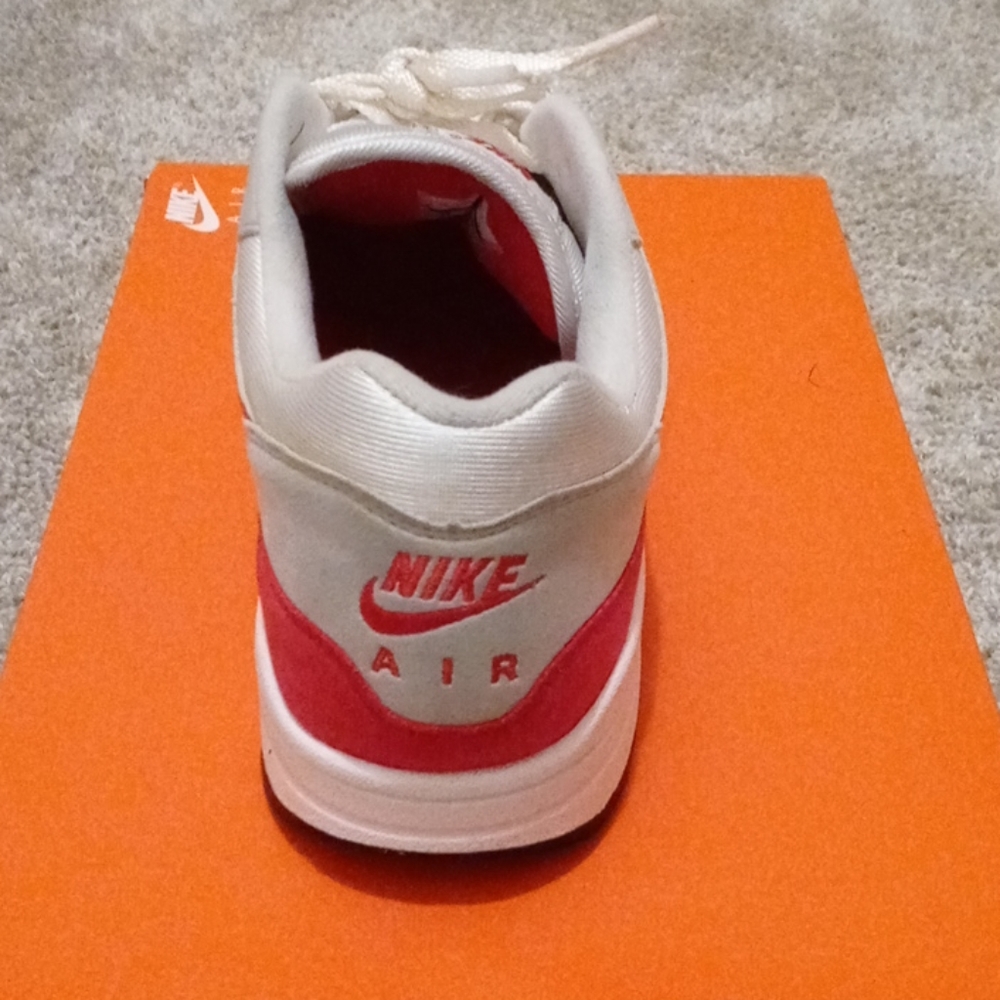 Nike - Picture 3 of 4